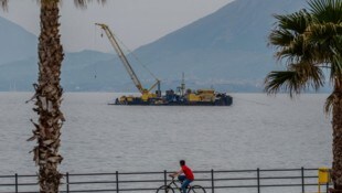 Das Wrack soll mit einem speziellen Schwimmkran aus seinem feuchten Grab gehoben werden.