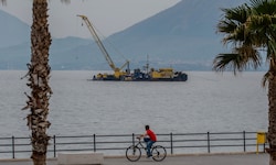 Das Wrack soll mit einem speziellen Schwimmkran aus seinem feuchten Grab gehoben werden.