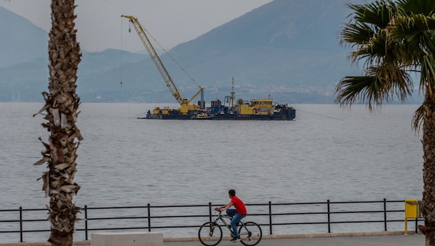 Das Wrack soll mit einem speziellen Schwimmkran aus seinem feuchten Grab gehoben werden. (Bild: AP/Salvatore Cavalli)