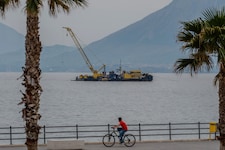 Das Wrack soll mit einem speziellen Schwimmkran aus seinem feuchten Grab gehoben werden. (Bild: AP/Salvatore Cavalli)
