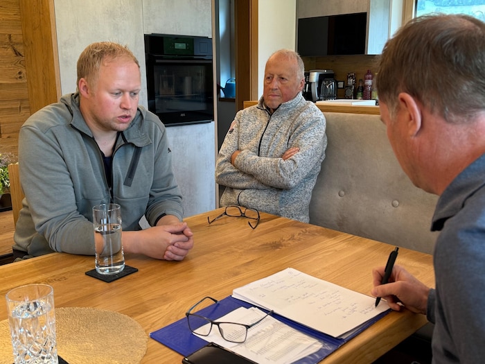 Philipp Thanner und sein Vater Thomas lassen die mysteriösen Brände im Gespräch mit ...