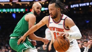 Derrick White (li.) und Titelverteidiger Boston liegen gegen New York im Hintertreffen. (Bild: AFP/MADDIE MEYER)