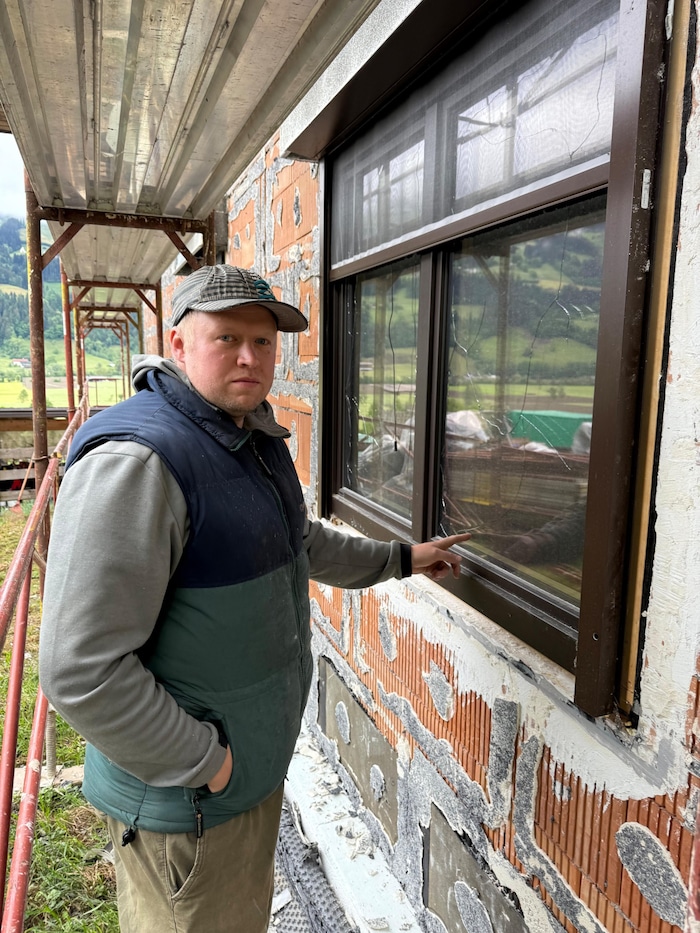 Der 36-Jährige bei der Hausfassade, die samt Fenstern erneuert werden muss.