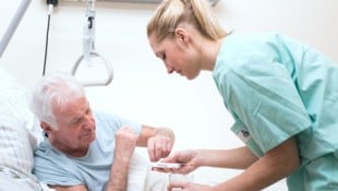 Jeder, der im Spital oder in einer anderen Einrichtung sein muss, ist froh um freundliche und kompetente Pfleger und Pflegerinnen – allerdings braucht es dafür bessere Bedingungen. (Bild: drubig-photo – stock.adobe.com)