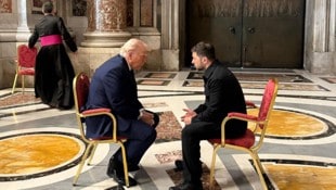 Trump und Selenski in Rom. 