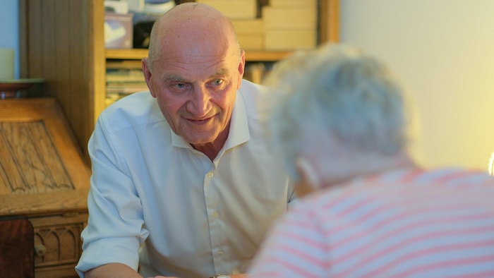Landesrat Christian Dörfel im Gespräch mit der 105-Jährigen.