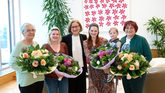 Generationsübergreifend lebt die Familie Jäger in Traismauer miteinander unter einem Dach. Landeschefin Johanna Mikl-Leitner sagte kurz vor dem Muttertag „Dankeschön“. (Bild: NLK Pfeiffer)