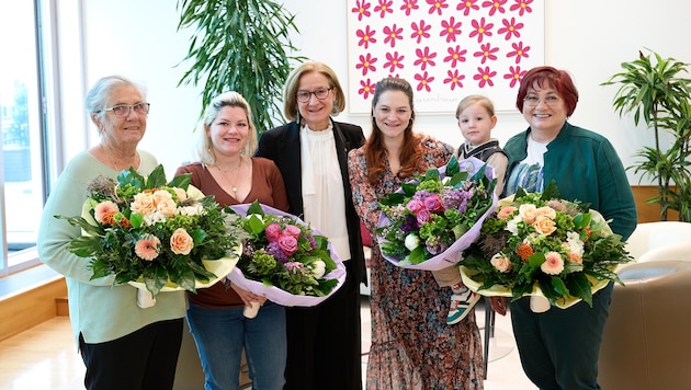 Generationsübergreifend lebt die Familie Jäger in Traismauer miteinander unter einem Dach. Landeschefin Johanna Mikl-Leitner sagte kurz vor dem Muttertag „Dankeschön“. (Bild: NLK Pfeiffer)