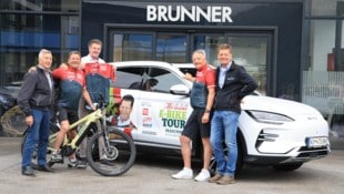 Pkw-Übergabe mit Seniorchef Hans Brunner, Franz Posch, „Tiroler Krone“-Chef Claus Meinert, Toni Silberberger und Autohaus-Chef Hans Peter Brunner (v. li.).  (Bild: Birbaumer Christof)