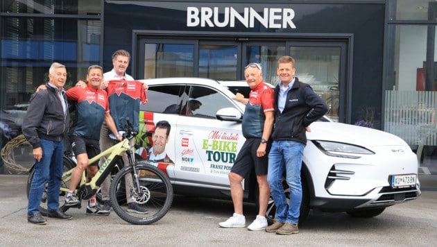 Pkw-Übergabe mit Seniorchef Hans Brunner, Franz Posch, „Tiroler Krone“-Chef Claus Meinert, Toni Silberberger und Autohaus-Chef Hans Peter Brunner (v. li.).  (Bild: Birbaumer Christof)