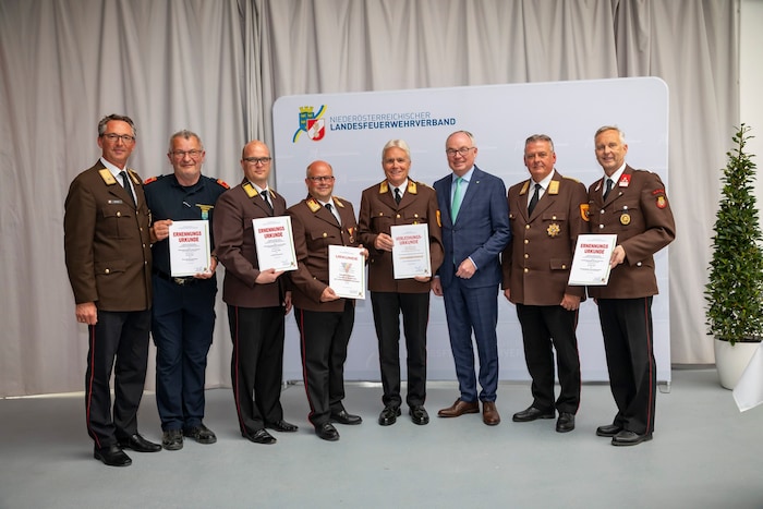 Landesvize Stephan Pernkopf und Landesfeuerwehrkommandant Dietmar Fahrafellner (2. von links) ehrten verdiente Feuerwehrmitglieder.