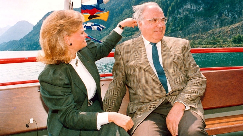 Helmut Kohl und Ehefrau Hannelore am Wolfgangsee. (Bild: AP/DIETHER ENDLICHER)