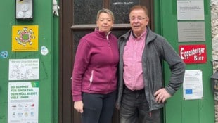 Das Ehepaar vor „ihrer“ neuen Hütte. (Bild: Meyer)