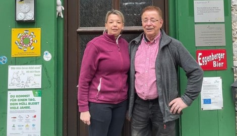 Das Ehepaar vor „ihrer“ neuen Hütte. (Bild: Meyer)