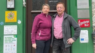 Das Ehepaar vor „ihrer“ neuen Hütte.