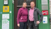 Das Ehepaar vor „ihrer“ neuen Hütte.