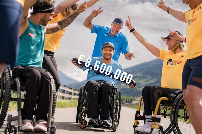 Hannes und Heinz Kinigadner zeigen die heurigen Spendensumme an.