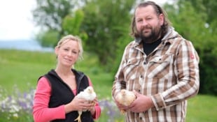 Züchter-Paar Thomas und Katharina Köpplmayr mit Junghühnern (Bild: Horst Einöder/Flashpictures)