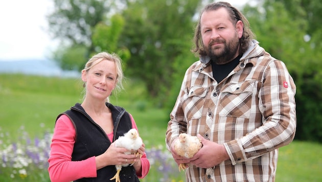 Züchter-Paar Thomas und Katharina Köpplmayr mit Junghühnern (Bild: Horst Einöder/Flashpictures)
