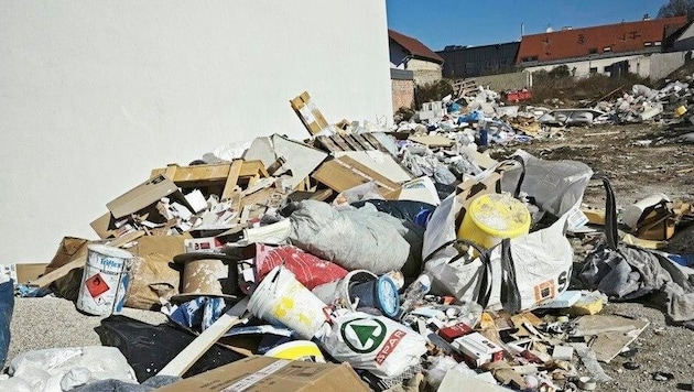 Der Müllberg auf dem Grundstück wächst und wächst.