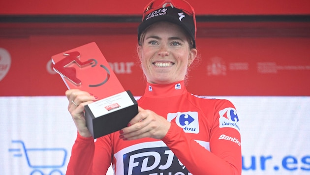 Demi Vollering (Bild: AFP/MIGUEL RIOPA)