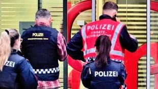 Polizei-Einsatz bei der betroffenen Oberbank-Filiale (Bild: Markus Tschepp)