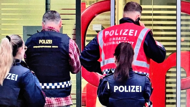 Polizei-Einsatz bei der betroffenen Oberbank-Filiale (Bild: Markus Tschepp)