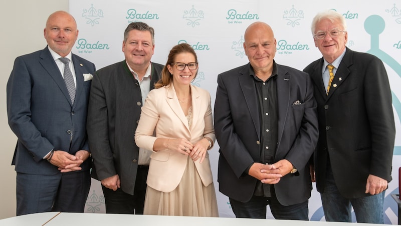 Stadtrat Peter Koczan, Vizebürgermeister Markus Riedmayer, Bürgermeisterin Carmen Jeitler-Cincelli. Vizebürgermeister Jowi Trenner (v.l.n.r.) freuen sich über den neuen Besitzer Jürgen Hesz (2.v.r.). (Bild: Seebacher Doris)