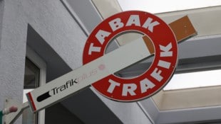 Der Täter soll mit einer Faustfeuerwaffe unter der Jacke die Trafik betreten haben (Symbolbild). (Bild: Jauschowetz Christian)