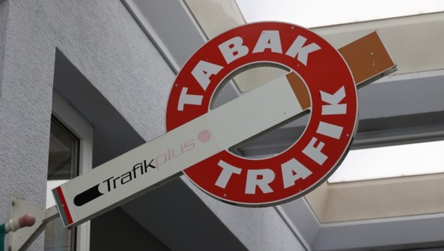 Der Täter soll mit einer Faustfeuerwaffe unter der Jacke die Trafik betreten haben (Symbolbild).