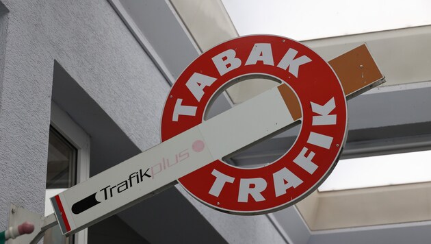 Der Täter soll mit einer Faustfeuerwaffe unter der Jacke die Trafik betreten haben (Symbolbild).