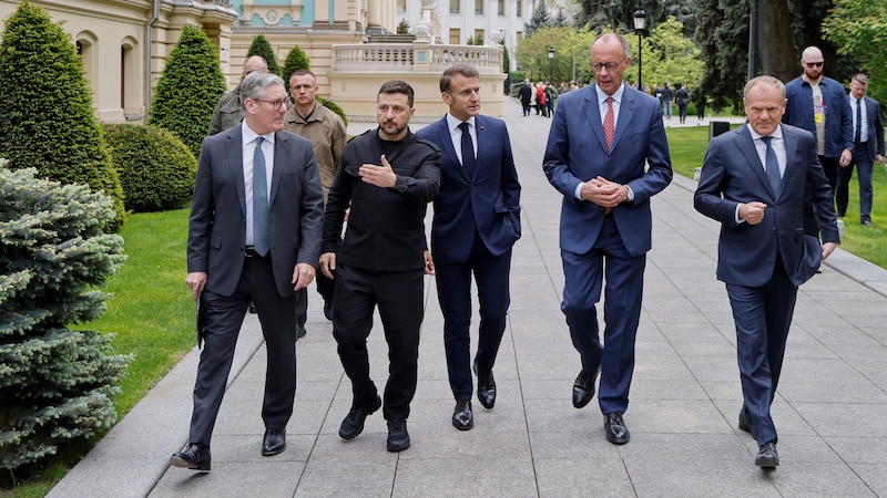 Von links: der britische Premierminister Keir Starmer, der ukrainische Präsident Wolodymyr Selenskyj, Frankreichs Präsident Emmanuel Macron, Deutschlands Bundeskanzler Friedrich Merz und Polens Premierminister Donald Tusk am Samstag in Kiew (Bild: AP/Ludovic Marin)