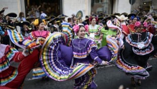 Fest der Freude mit Mexikanern beim Petersplatz. (Bild: Imre Antal)