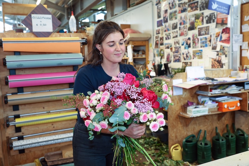 Verena mit Blumenarrangement in der Gärtnerei Riegler (Bild: Roland Hölzl)