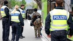 In den vergangenen sieben Tagen sind laut dem deutschen Innenministerium 729 Versuche der illegalen Einreise unterbunden worden. (Bild: AFP/MICHAELA STACHE)