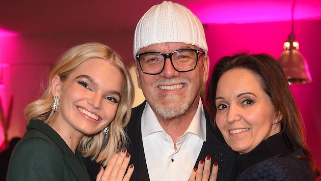DJ Ötzi mit Gattin Sonja Kien-Friedle und Tochter Lisa-Marie: Die Familie ist viel unterwegs. Am Muttertag kommen aber alle zusammen. (Bild: Pressefoto Scharinger/Daniel Scharinger)