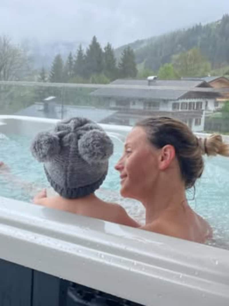 Michi Kirchgasser entspannt mit Sohn Fabio (Bild: instagram.com/michikirchi)