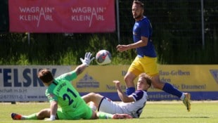 Lürzer (oben) trifft per Lupfer, der SAK schlägt Hallwang (Bild: Tröster Andreas)