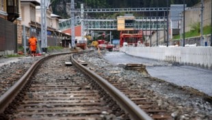 Am Bahnhof in Bad Gastein finden umfangreiche Arbeiten statt. Neben den Sanierungen werden auch komplett neue Gleise an den Bahnsteigen verlegt. (Bild: Tröster Andreas)