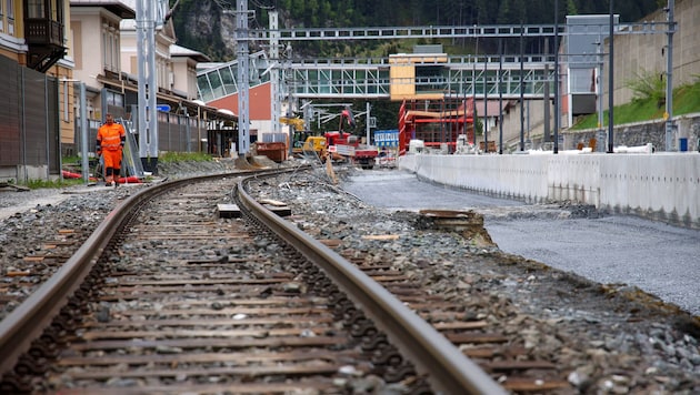 Am Bahnhof in Bad Gastein finden umfangreiche Arbeiten statt. Neben den Sanierungen werden auch komplett neue Gleise an den Bahnsteigen verlegt. (Bild: Tröster Andreas)