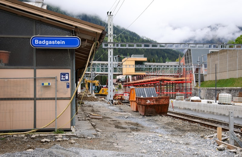 Neuer Bahnhof, neuer Bahnsteig, neue Gleise: Viel Arbeit in Bad Gastein. (Bild: Tröster Andreas)