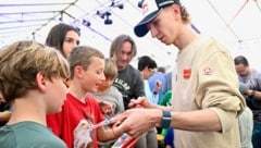 Überflieger „Tschofe“ schrieb geduldig Autogramme für die Kids. (Bild: Stefan Bernd)