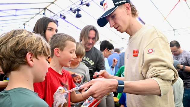 Überflieger „Tschofe“ schrieb geduldig Autogramme für die Kids. (Bild: Stefan Bernd)