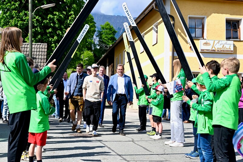 Feierlicher Empfang in Hohenthurn durch die Kids des SV Achomitz. (Bild: Stefan Bernd)