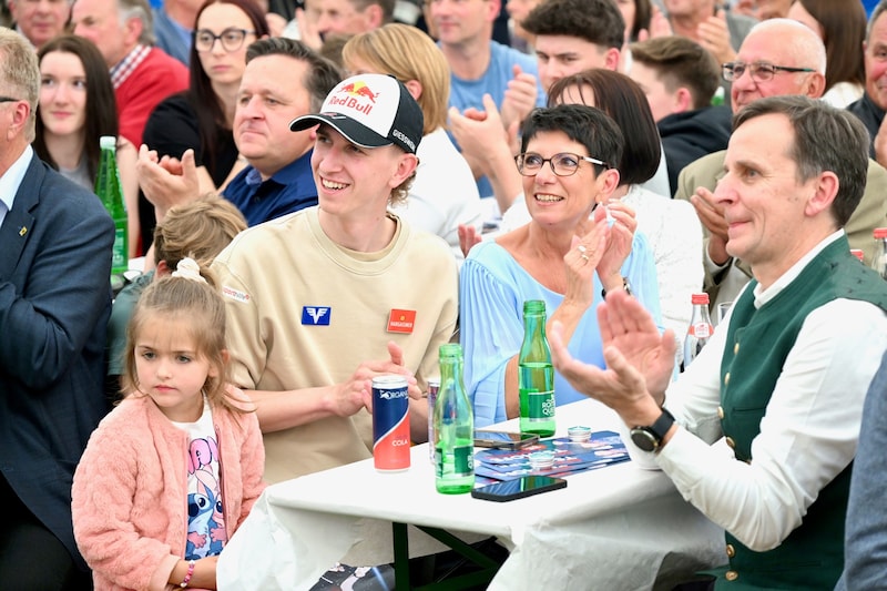 Daniel Tschofenig mit Mama Monika und Papa Gerhard. (Bild: Stefan Bernd)