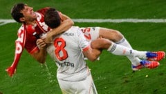 Leon Goretzka trägt Thomas Müller auf Händen. (Bild: AFP/AFP or licensors)