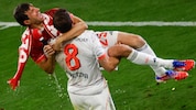 Leon Goretzka trägt Thomas Müller auf Händen. (Bild: AFP/AFP or licensors)