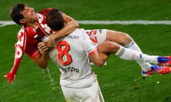 Leon Goretzka trägt Thomas Müller auf Händen.
