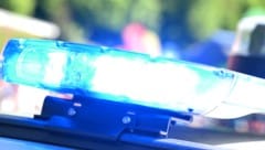 Die alarmierte Polizei konnte nur noch die vom Täter geleerte Brieftasche finden. (Bild: Evelyn Hronek)