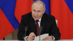 Putin vor Journalisten in Moskau (Bild: AFP/GAVRIIL GRIGOROV)